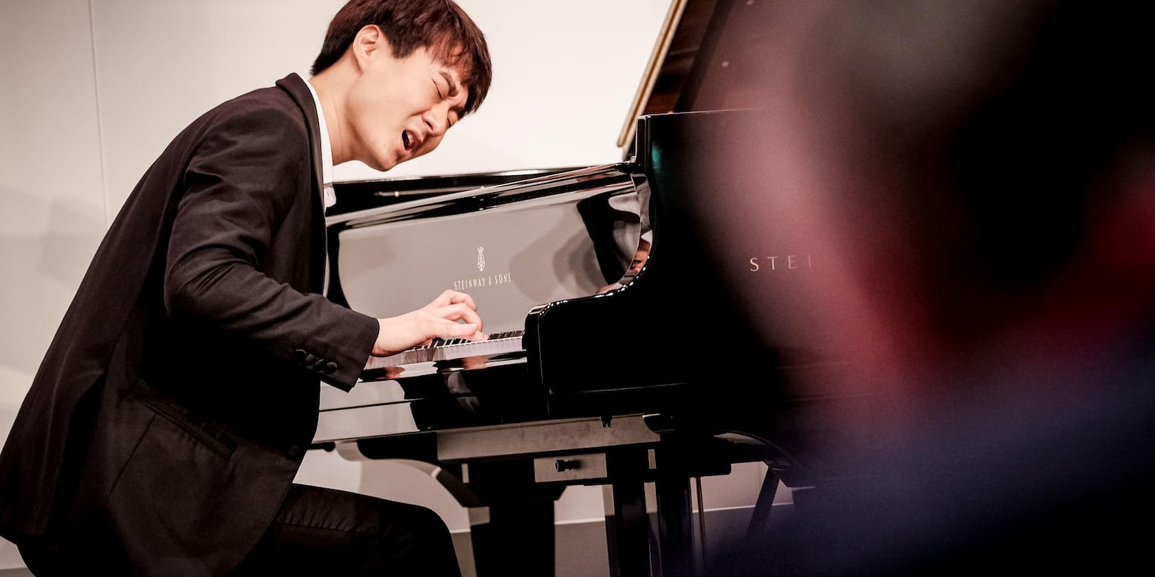 Ein Musiker spielt intensiv auf einem Steinway & Sons Flügel.