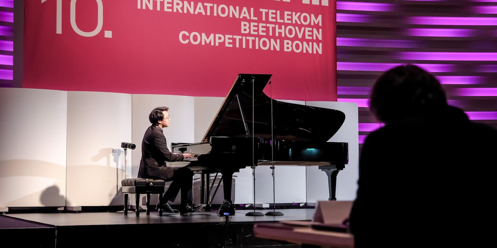 Pianist spielt auf einem Konzertflügel beim 10. International Telekom Beethoven Wettbewerb in Bonn.