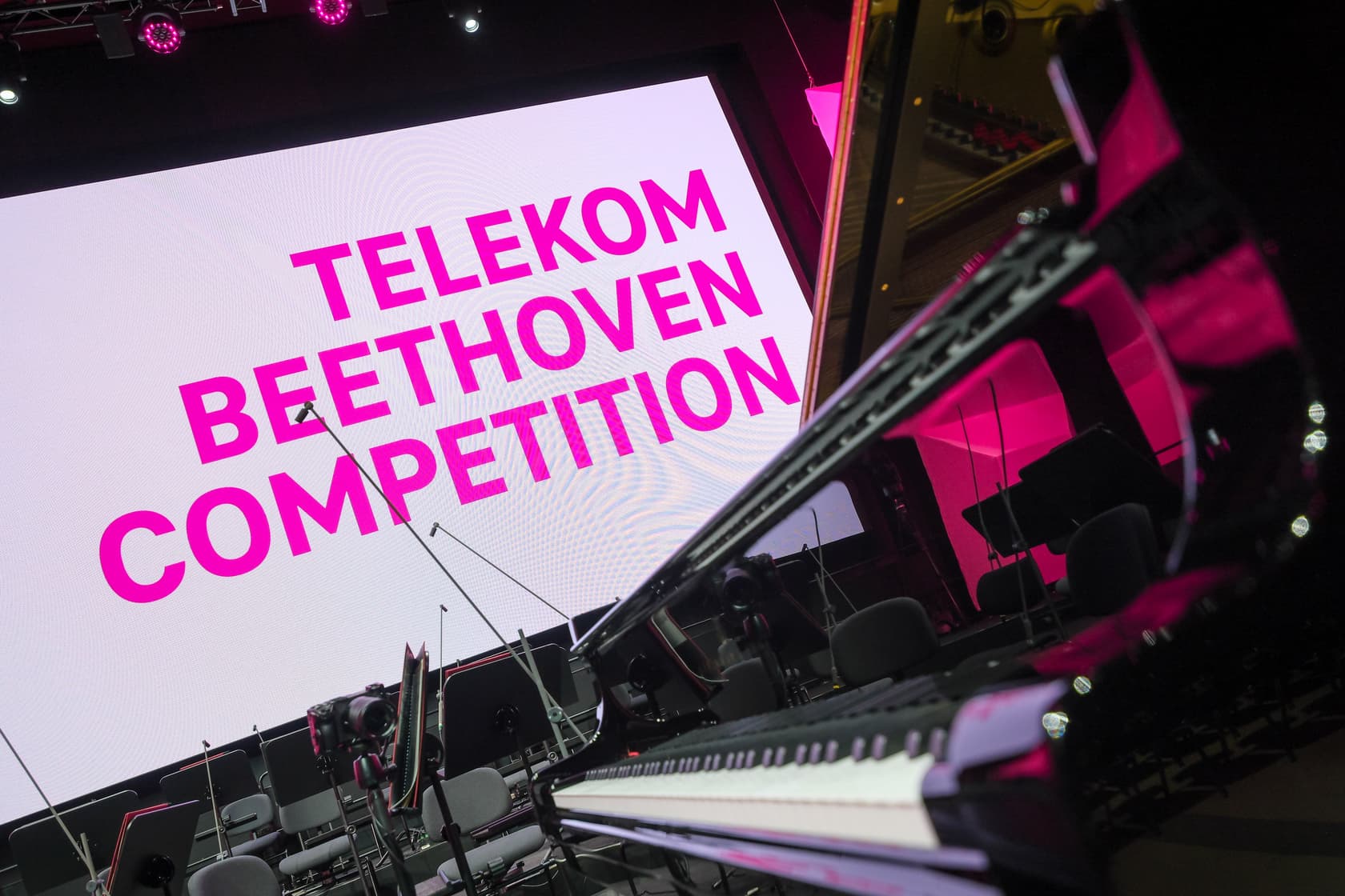 Pianospieler verneigt sich vor Publikum