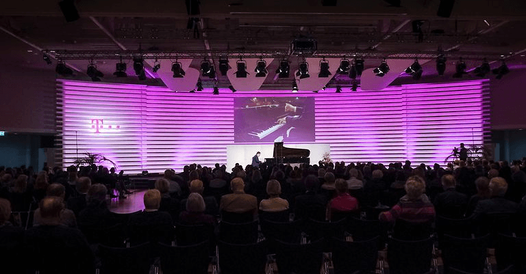 piano player on stage 