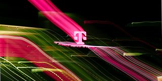 Telekom-Logo mit Farbspiel vor dunklem Hintergrund.